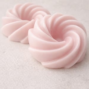Fondant de cire végétale artisanale Barbe à Papa pour brûle-parfum, style épuré.