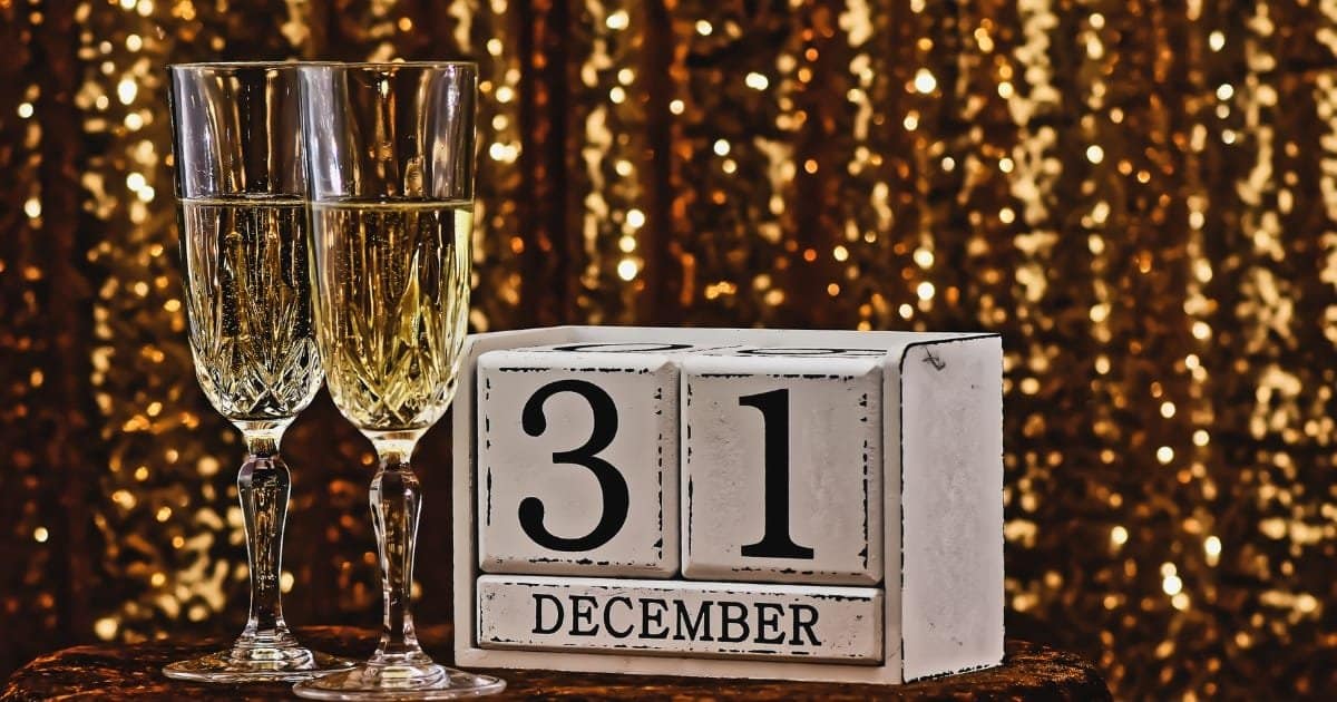 réveillon du nouvel an - thème chic et doré pour la soirée de Saint Sylvestre réveillon du nouvel an - thème chic et doré pour la soirée de Saint Sylvestre