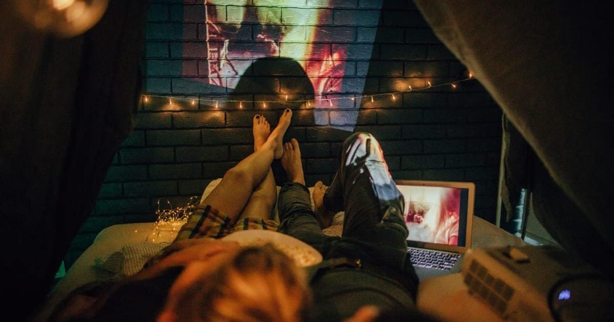 Soirée romantique - cinéma à la maison pour la soirée en amoureux (avec sélection de parfums pour une ambiance intime) Soirée romantique - cinéma à la maison  pour la soirée en amoureux (avec sélection de parfums pour une ambiance intime)