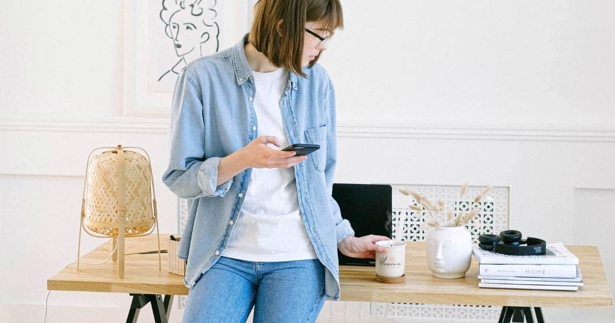 Télétravail et vie de famille astuce pour votre équilibre personnel et professionnel - créer un rituel de transition avec une bougie parfumée Télétravail et vie de famille astuce pour votre équilibre personnel et professionnel - créer un rituel de transition avec une bougie parfumée