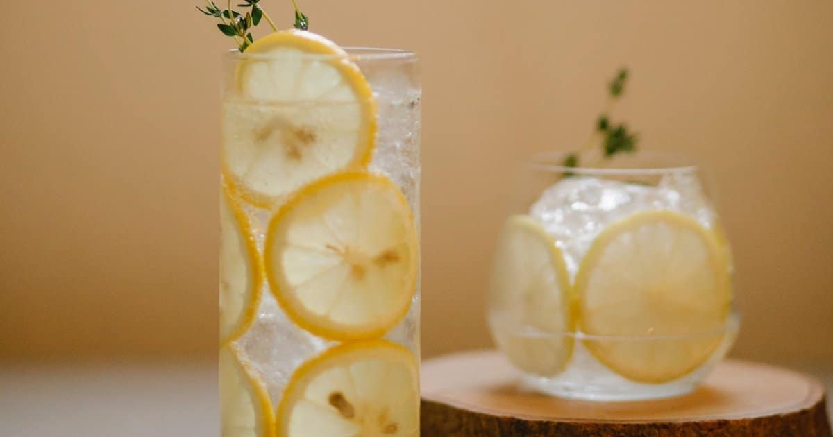 détox après les fêtes - se hydrater avec de l'eau citronnée détox après les fêtes - se hydrater avec de l'eau citronné