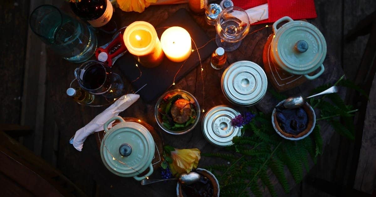 Soirée romantique - pique nique à la maison pour la soirée en amoureux (avec sélection de parfums pour une ambiance intime) Soirée romantique - pique nique à la maison pour la soirée en amoureux (avec sélection de parfums pour une ambiance intime)