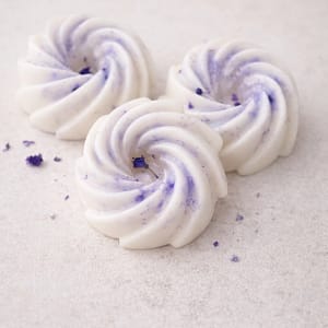 Fondant de cire végétale artisanale Violette Délicate pour diffuseur de parfum.